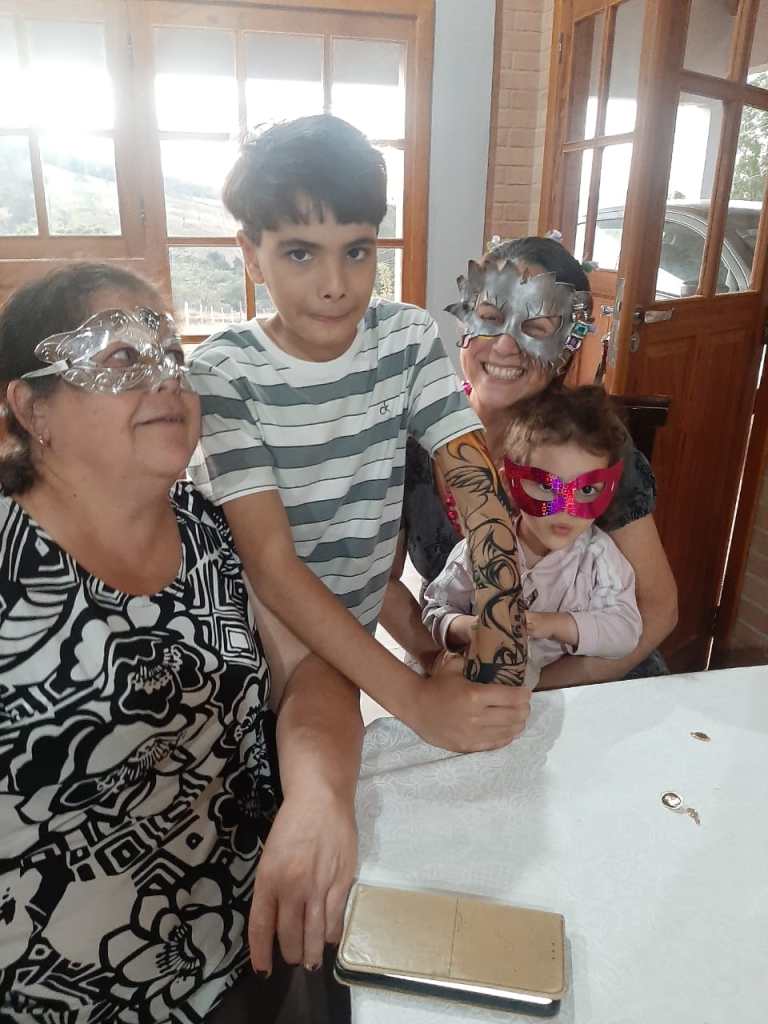 Como tirar crianças das telas dos smartphones e TVs? Idososbrincandocom as crianças beneficiam os dois lados. Lindos laços de amor se criam. 